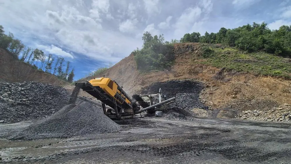 Mobilna drobilica u radu na površinskom kopu