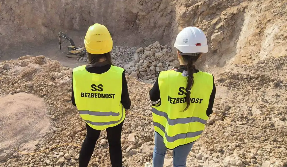 Dve savetnice SS Bezbednost u zaštitnoj opremi na obilasku površinskog kopa